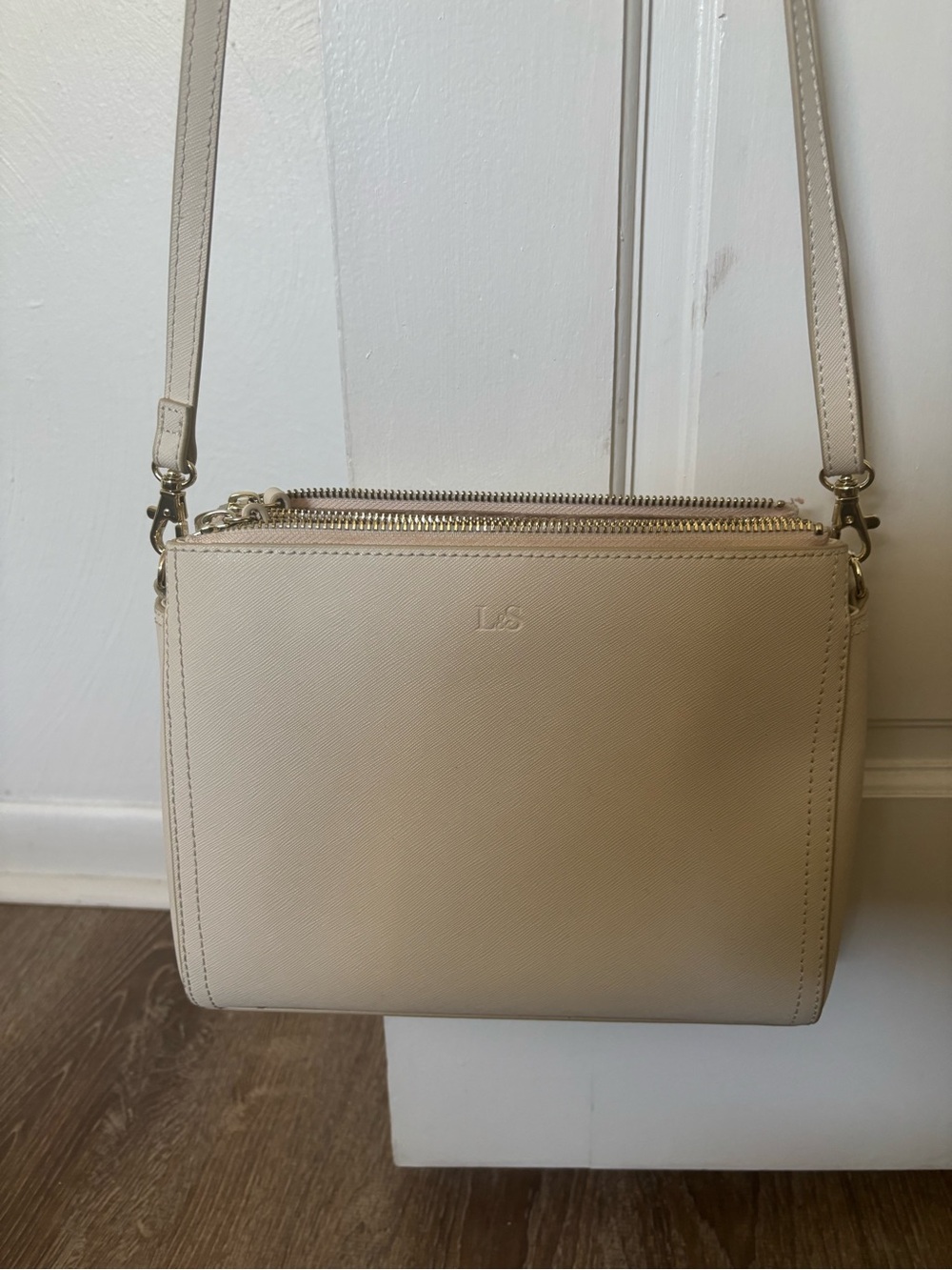 Lo & Sons Cream Crossbody Shoulder Bag